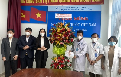 Bí thư Tỉnh ủy Bùi Thị Quỳnh Vân thăm, chúc mừng cán bộ, y bác sỹ và nhân viên Bệnh viện Sản Nhi tỉnh.